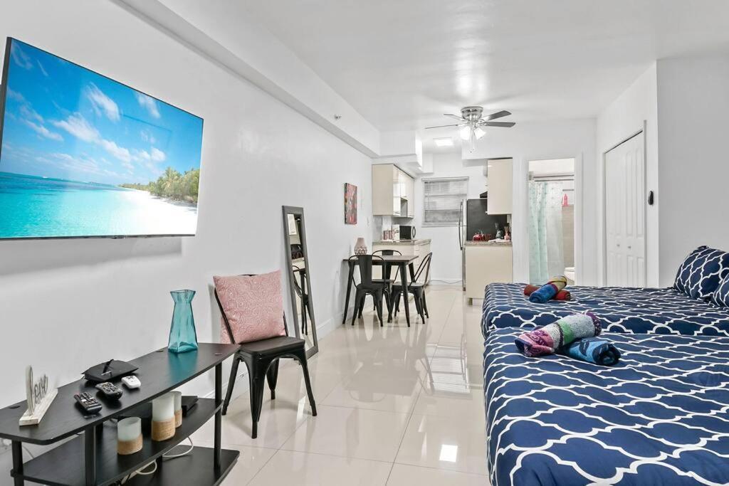 Escape 2 Beach, Ocean Dr Deco With 2 Queen Beds Apartment