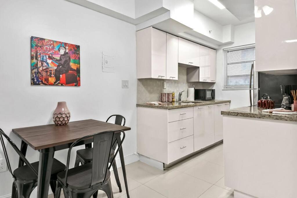 Escape 2 Beach, Ocean Dr Deco With 2 Queen Beds * Miami Beach