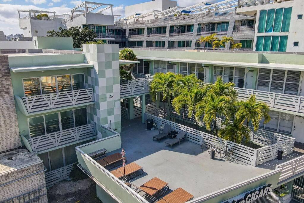 Escape 2 Beach, Ocean Dr Deco With 2 Queen Beds Apartment